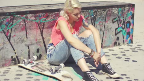 mujer joven esperando en un parque de patinaje a un amigo