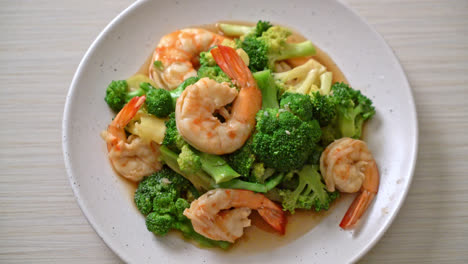 stir-fried broccoli with shrimps - homemade food style