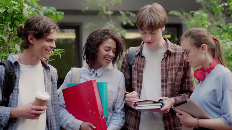 amici multietnici nel campus universitario.