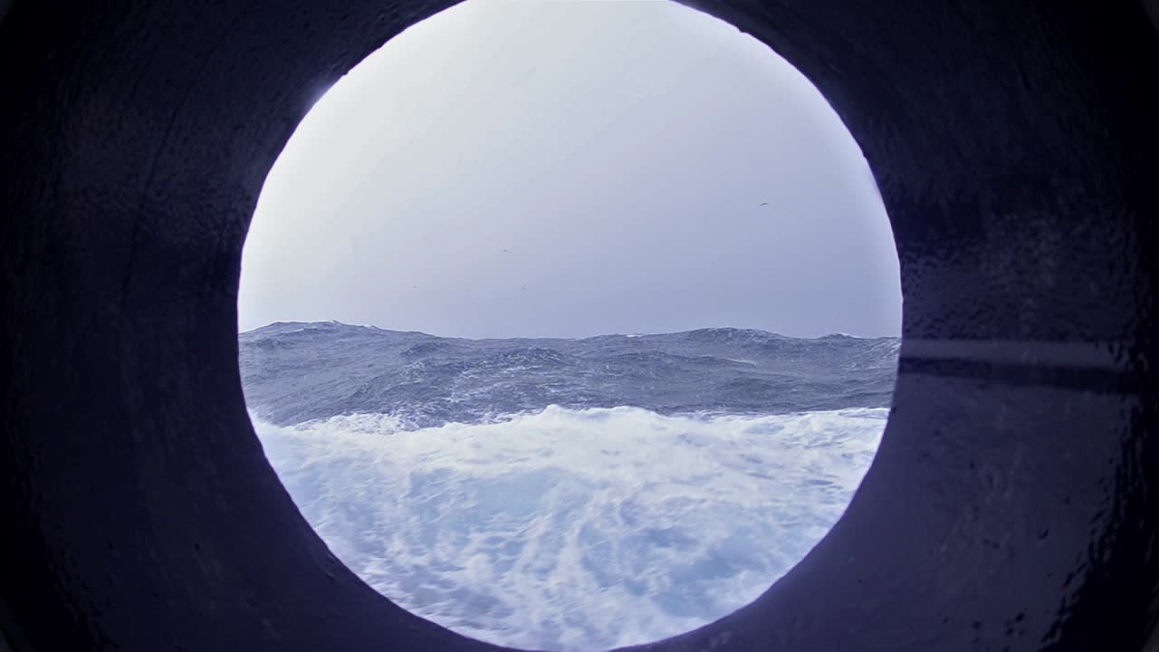 남극 남쪽으로 향하는 드레이크 통로에서 큰 파도 눈과 강풍의 현창 전망