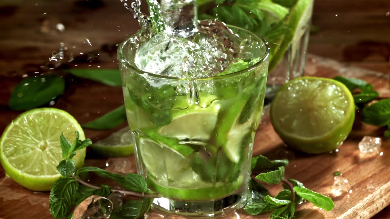 Jää ja neste roiskumassa tuoreeseen Mojito-cocktailiin