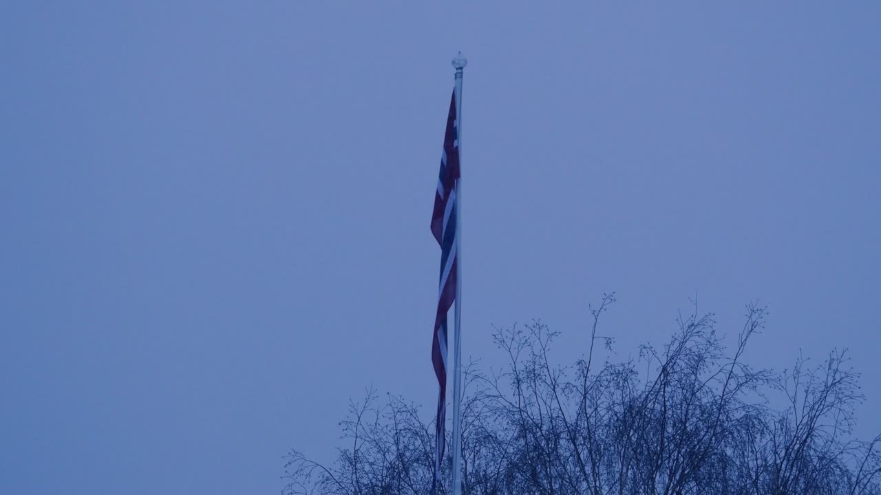 Bendera Norwegia yang Tenang Tergantung di Musim Dingin