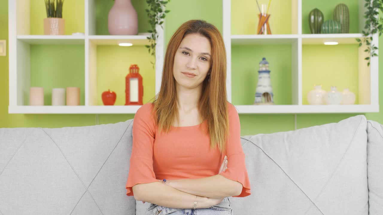 자만심 많은 오만한 젊은 여자.