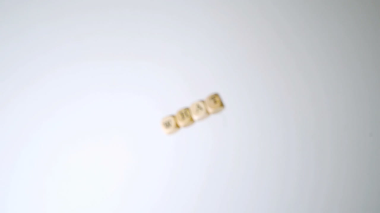 lo que se escribe en los dados que caen en la superficie blanca