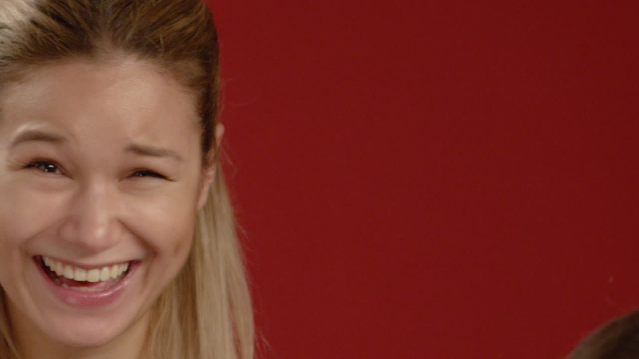 cu 미소 짓고 웃는 두 여자