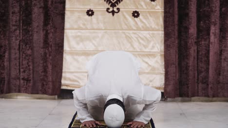 Hombre-Musulmán-Indio-Haciendo-Rituales-De-Ramadán