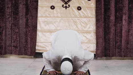 indian muslim man doing ramadan rituals