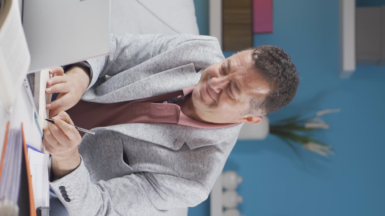 홈 오피스 근로자 노인 초상화의 수직 비디오