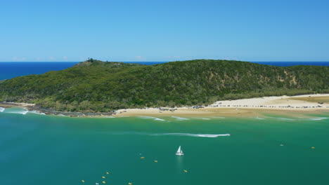 Double-Island-Point-Strandziel-Mit-Segelboot