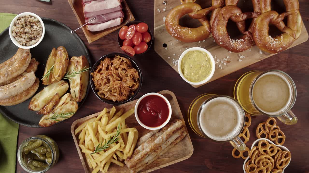 Perinteinen saksalainen ruoka ja olut tarjoiltuna puisella pöydällä.