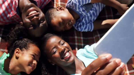 Familie-Liegt-Und-Macht-Ein-Selfie