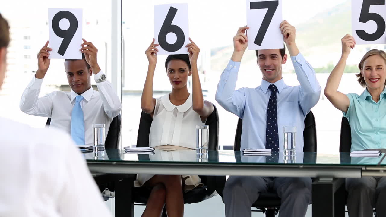 사업가들이 하나씩 등급을 보여줍니다.