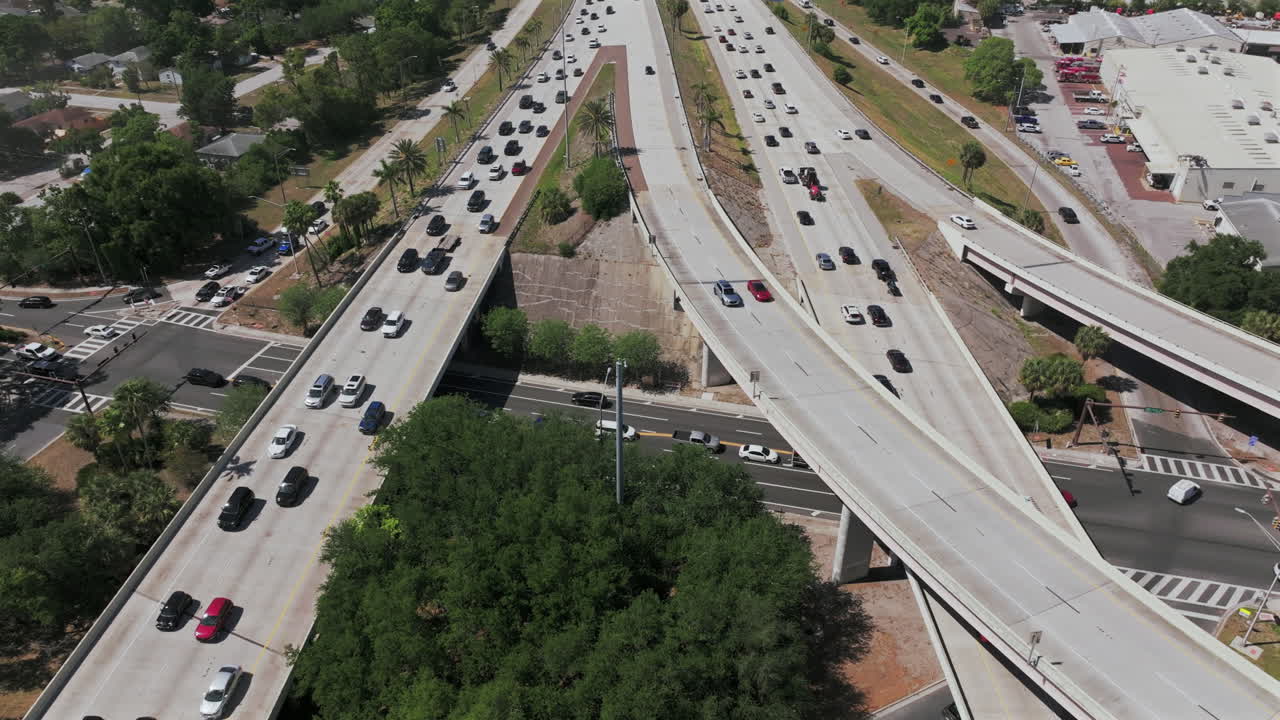 Rekaman Udara Drone Menurun, Miring ke Atas Mengungkap Lalu Lintas Kendaraan Interstate 275 yang Sibuk di St Petersburg, Florida