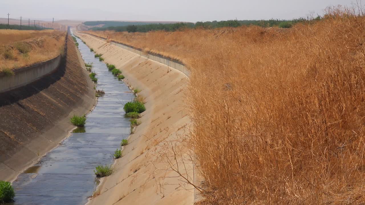 los canales de riego están secos en california durante una sequía