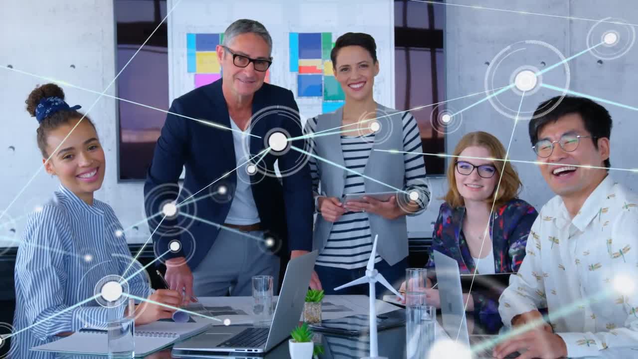 animación de la red de conexiones con iconos sobre diversas personas de negocios en la oficina