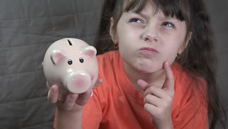 la chica ahorra las finanzas.