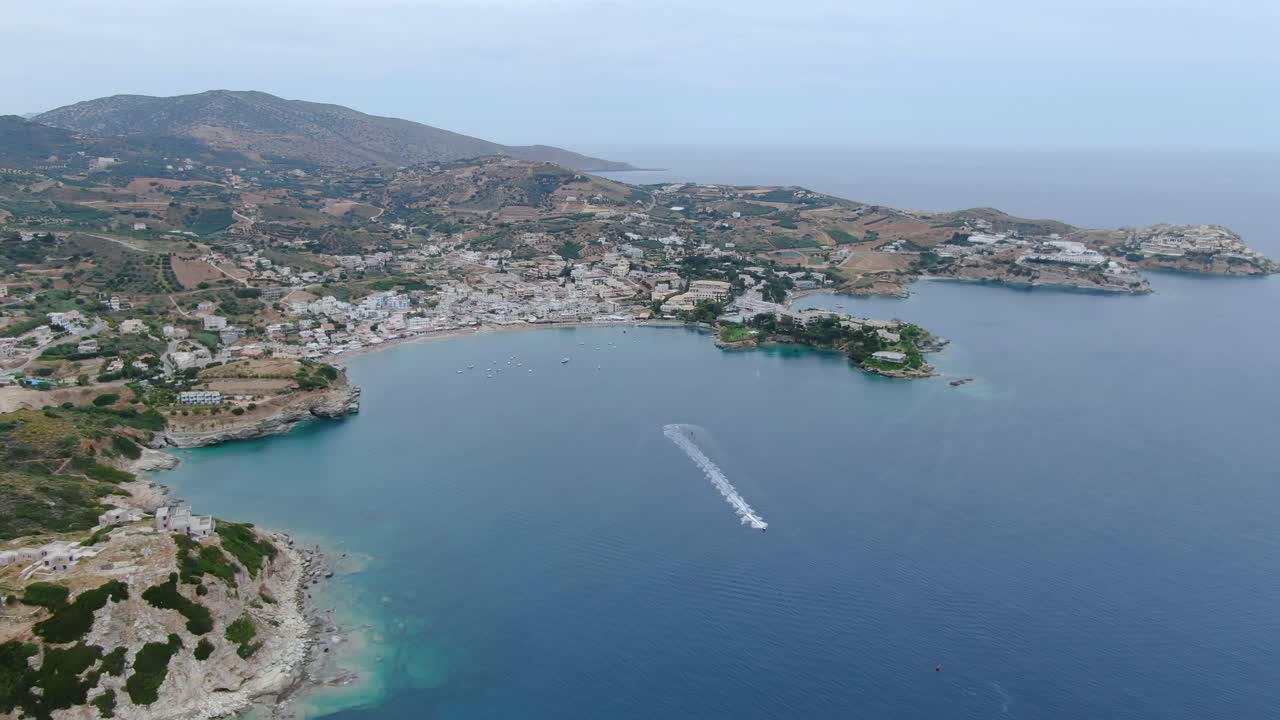 절벽과 산으로 둘러싸인 맑고 푸른 바다가 있는 유명한 그리스 섬 크레타의 조감도