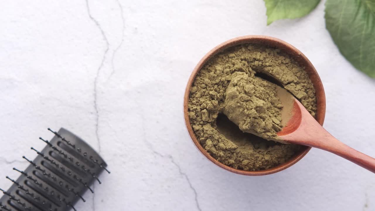 preparación natural de tintes para el cabello a base de hierbas