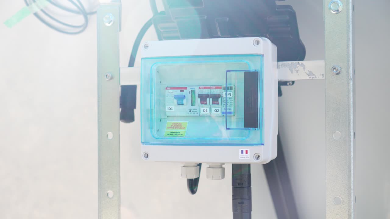 파란색 플라스틱 보호 장치가 있는 작은 전기 배전반