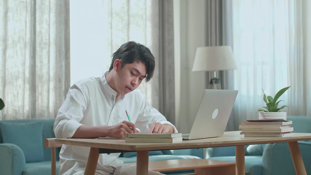 집에서 공부하는 젊은이