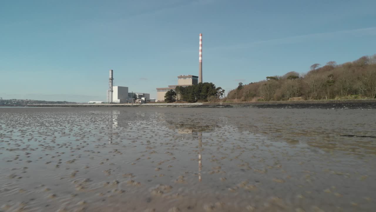 물 속 에 반사 되는 산업 건물