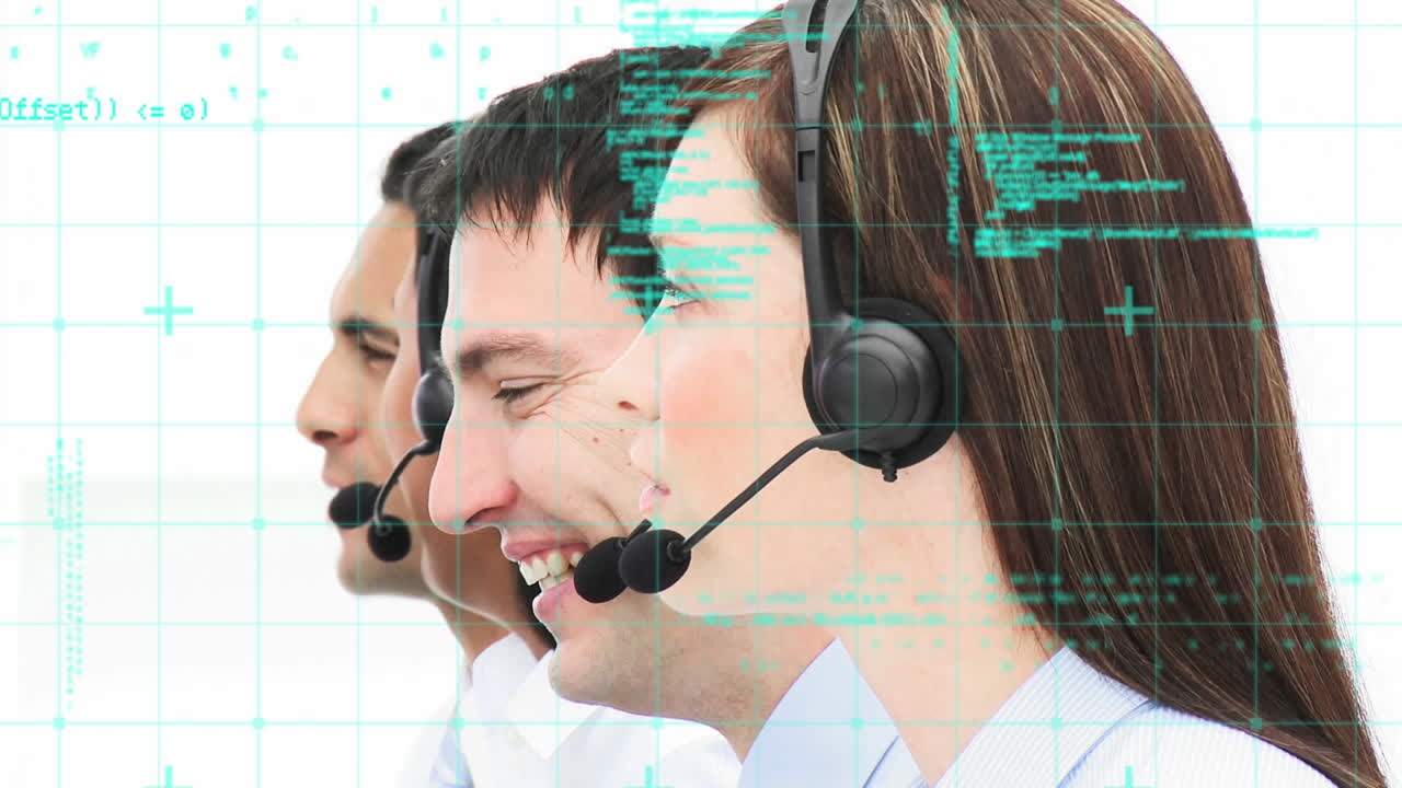 animación del procesamiento de datos sobre personas de negocios que usan auriculares telefónicos