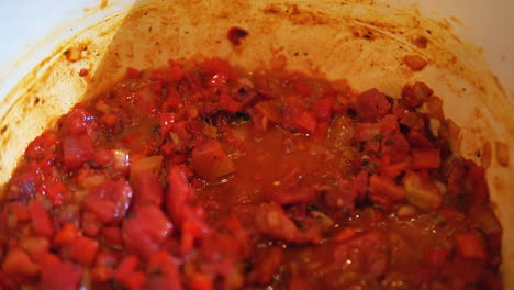 deliciosa sopa de tomate turca casera hirviendo en la estufa - cámara lenta