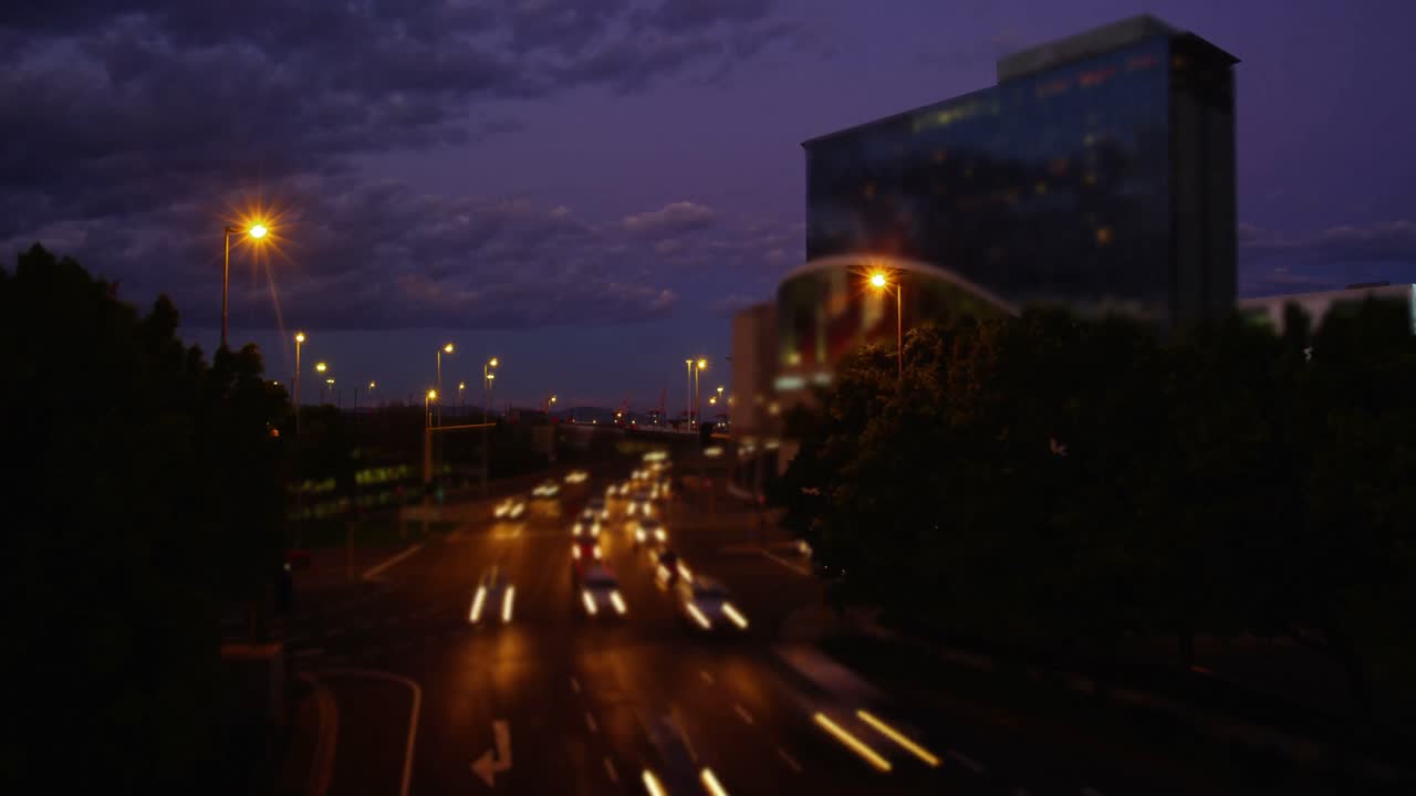Timelapse di auto in movimento su strada