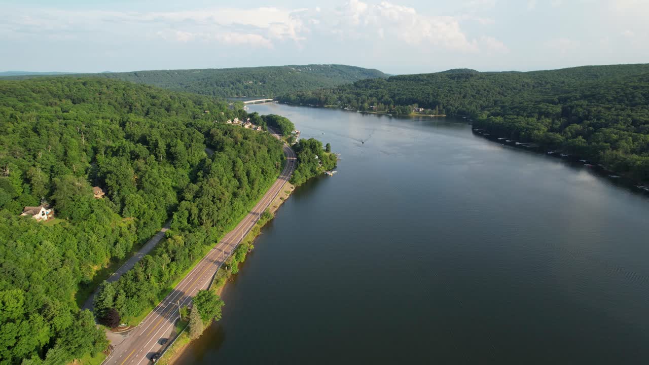 Sorvolo tranquillo con drone di un lago di montagna, Deep Creek Lake, Maryland.
