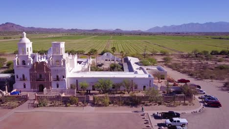 Una-Hermosa-Toma-Aérea-De-La-Misión-San-Javier-Del-Bac,-Una-Histórica-Misión-Católica-Española-Cerca-De-Tucson,-Arizona-3