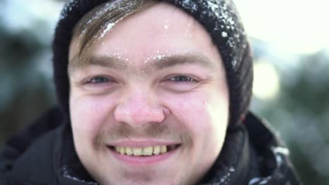 hombre sonriente en invierno