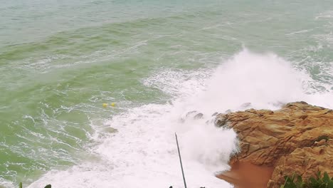 olas rompiendo contra las rocas en la playa