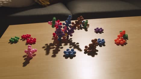 farbiges, ineinandergreifendes puzzle auf dem tisch zu hause für ein kind mit asd 4