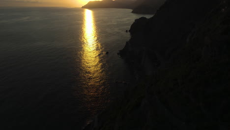 Unberührte-Sonnenuntergangslandschaft-über-Der-Atemberaubenden-Küste-Von-Riomaggiore,-Italien