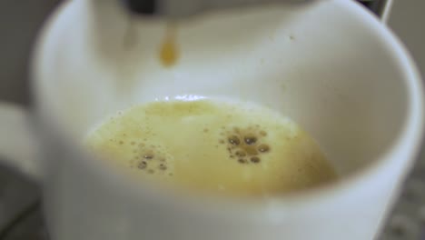 máquina de café haciendo café de cerca
