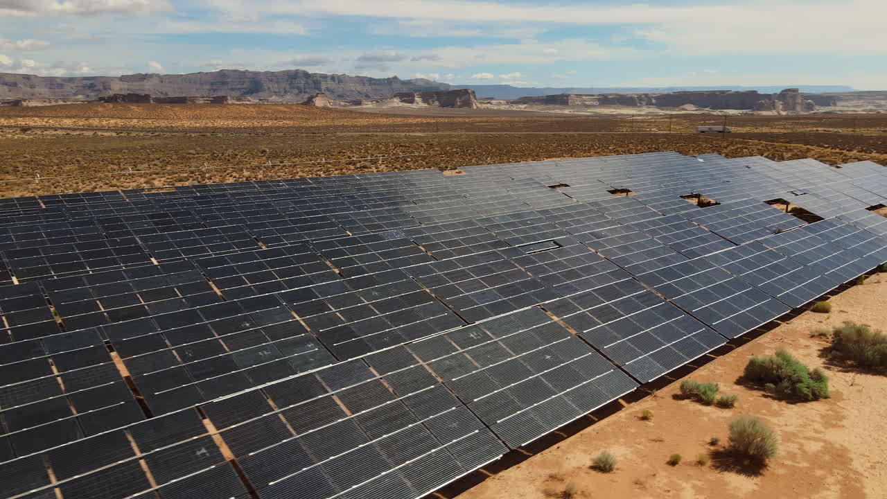 유타 사막의 녹색 에너지 생산에 대한 드론의 조감도