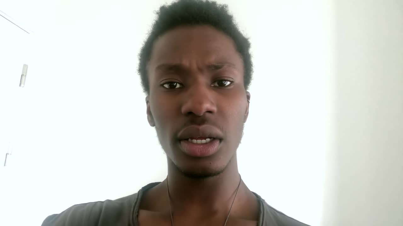 hombre afroamericano recibe buenas noticias