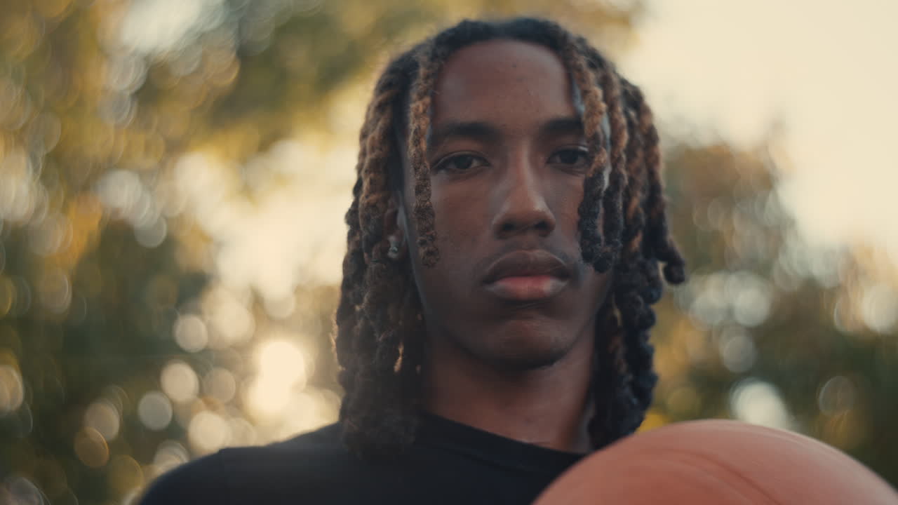 молодой человек с баскетболом