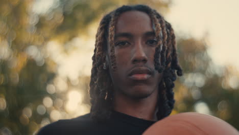 joven con una pelota de baloncesto