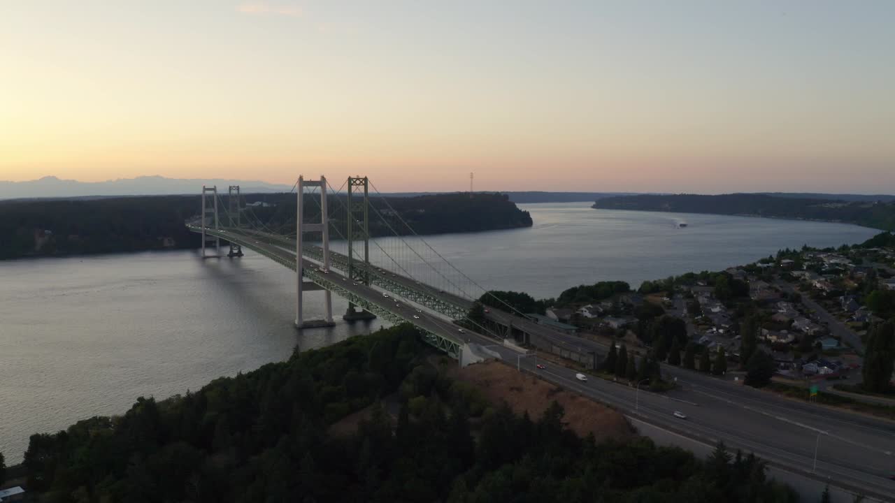 Panorama da Ponte Tacoma Narrows sobre o Puget Sound durante o pôr do sol no estado de Washington, EUA.