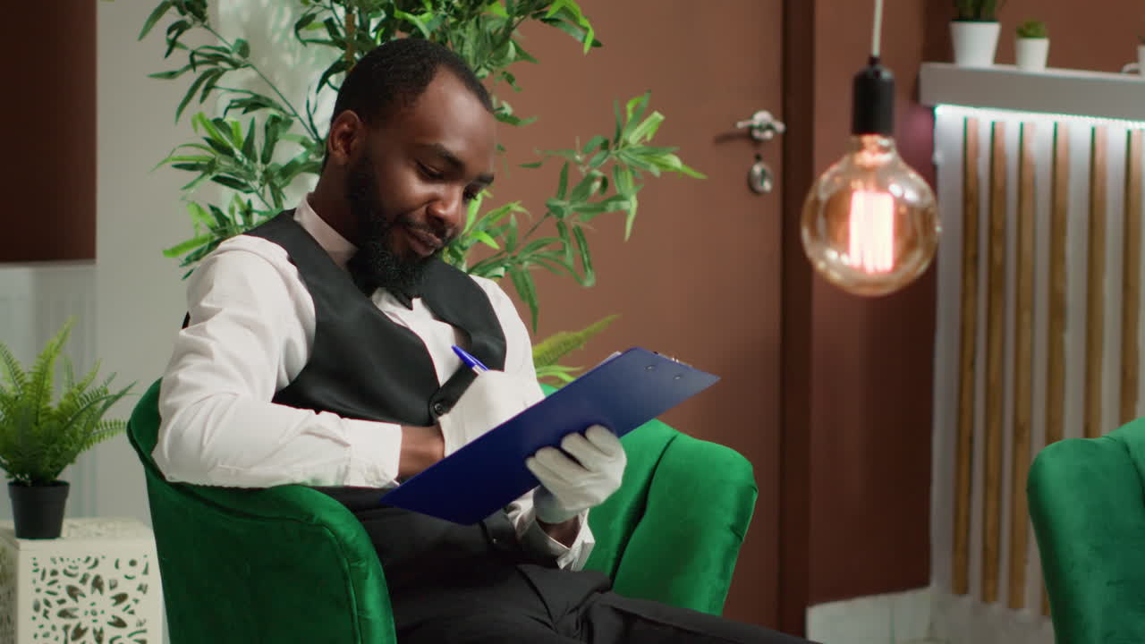 portero de hotel amigable usando el portapapeles