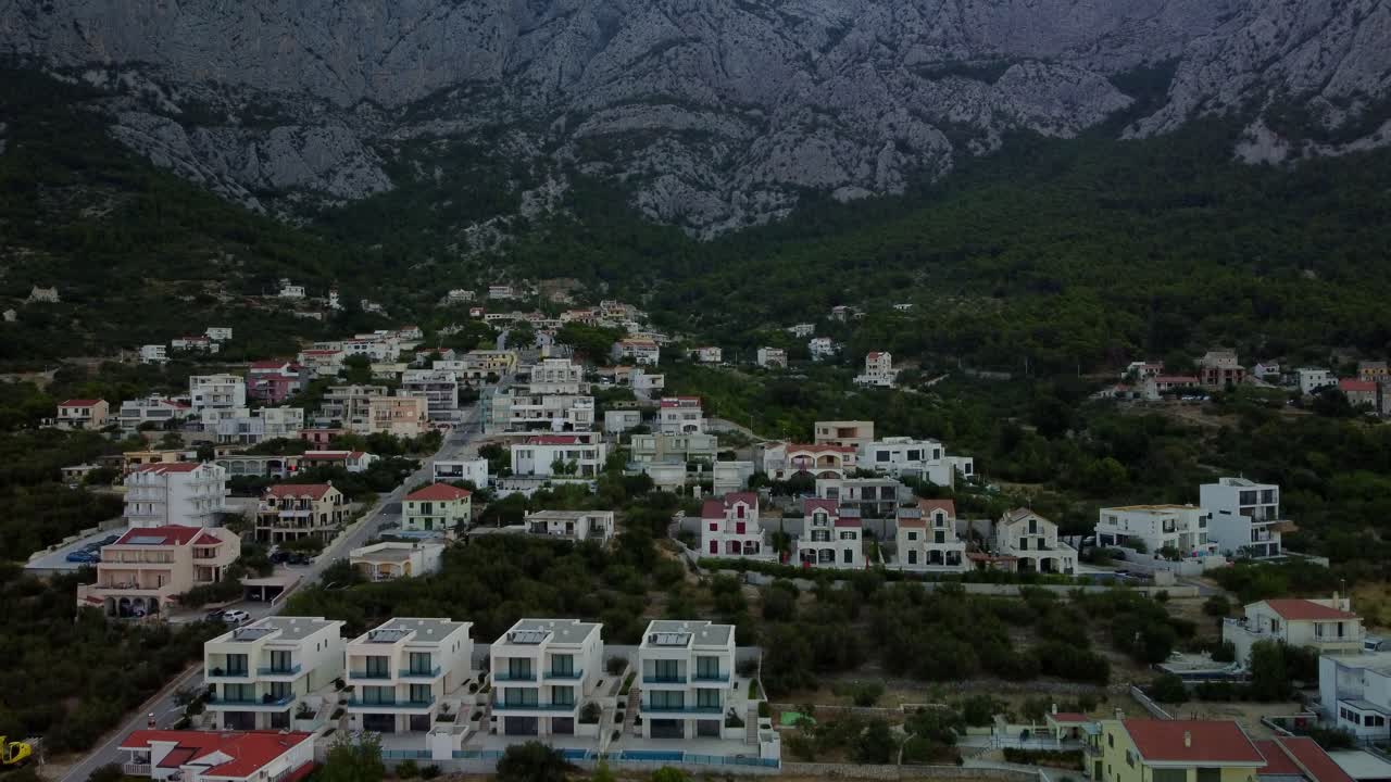veliko brdo, makarska up the mountain top, 크로아티아에 있는 집에서 공중 도르네 영상
