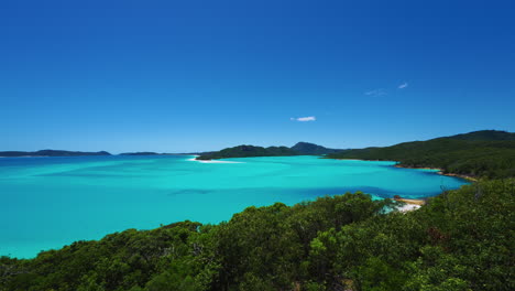 그레이트 배리어 리프(great barrier reef)에 있는 남태평양 퀸즐랜드 오스트레일리아(south pacific queensland australia)의 유명한 촬영지에서 맑은 청록색 물이 있는 언덕 입구의 휘트선데이 섬 화이트해븐 비치(whitsunday island whitehaven beach) 전망