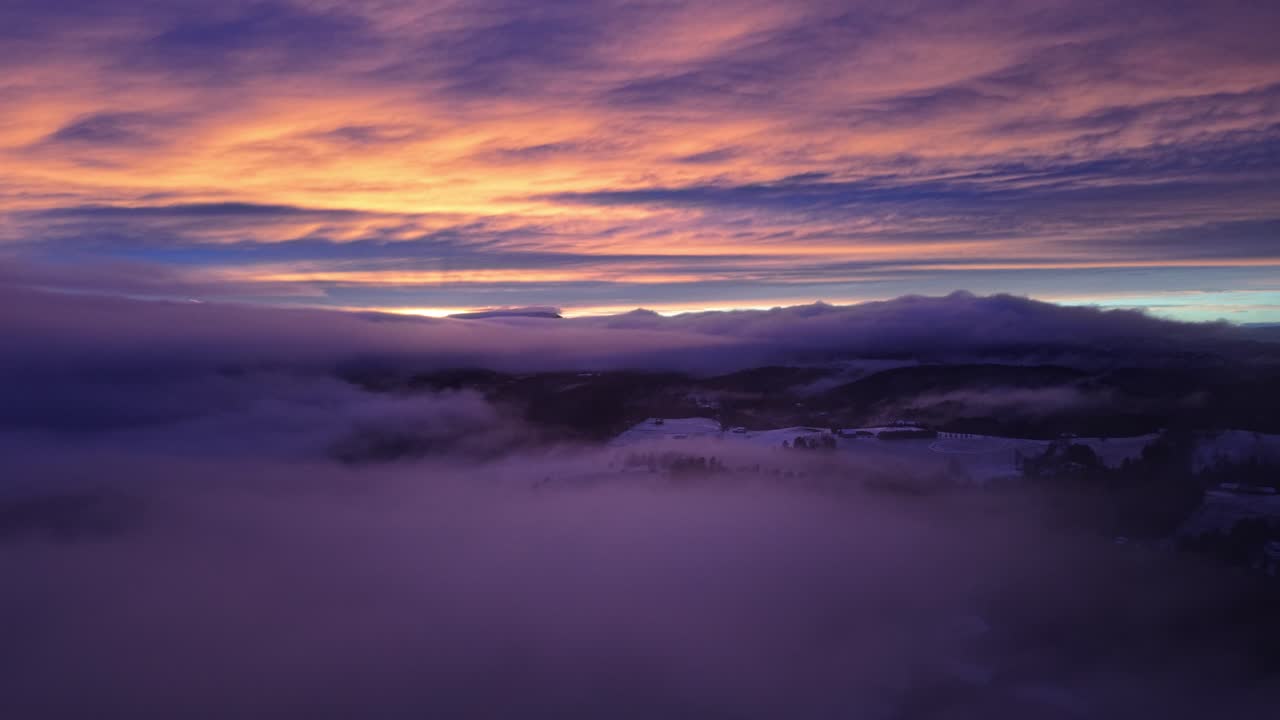 Immagine aerea di nuvole al tramonto in inverno sopra la zona di Aho NC vicino a Boone NC, Carolina del Nord