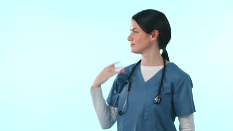 el médico señala, pulgares hacia arriba.