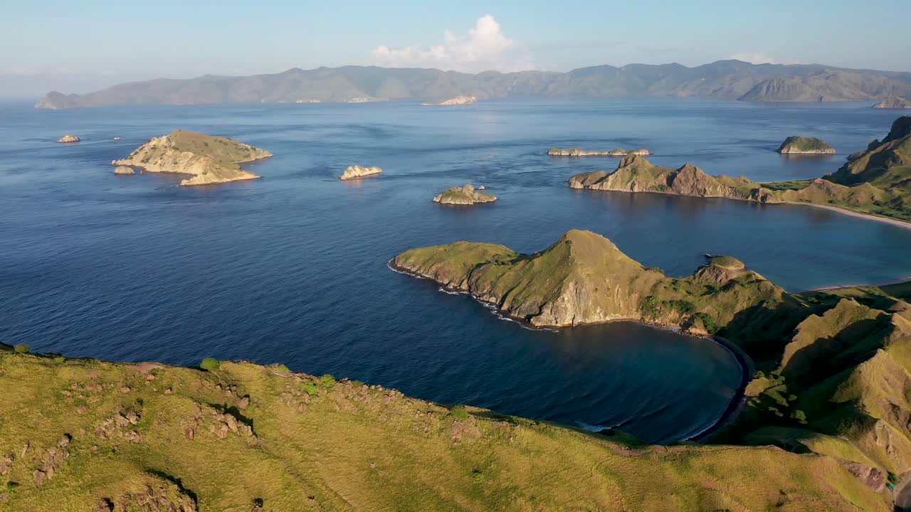 isla de padar sur al este de komodo, indonesia, con bahías de entrada tranquilas, vista panorámica aérea a la derecha