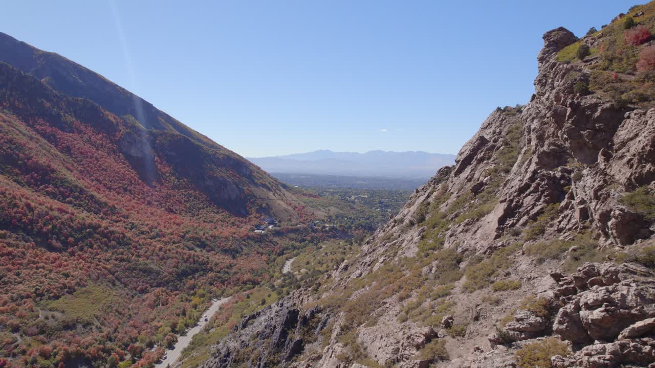 barrido desde el lado de la montaña para revelar el valle y la ciudad debajo en salt lake city, utah