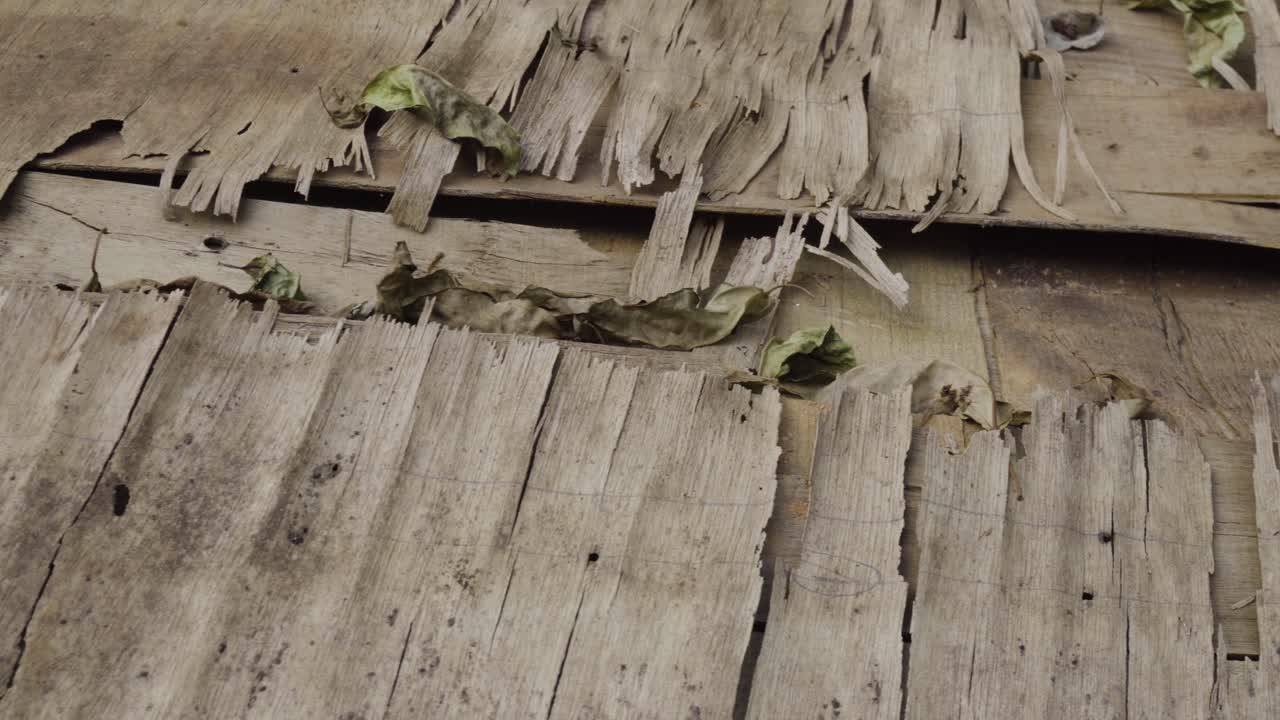 primer plano de una vieja tabla rústica de madera con la capa superior pelándose
