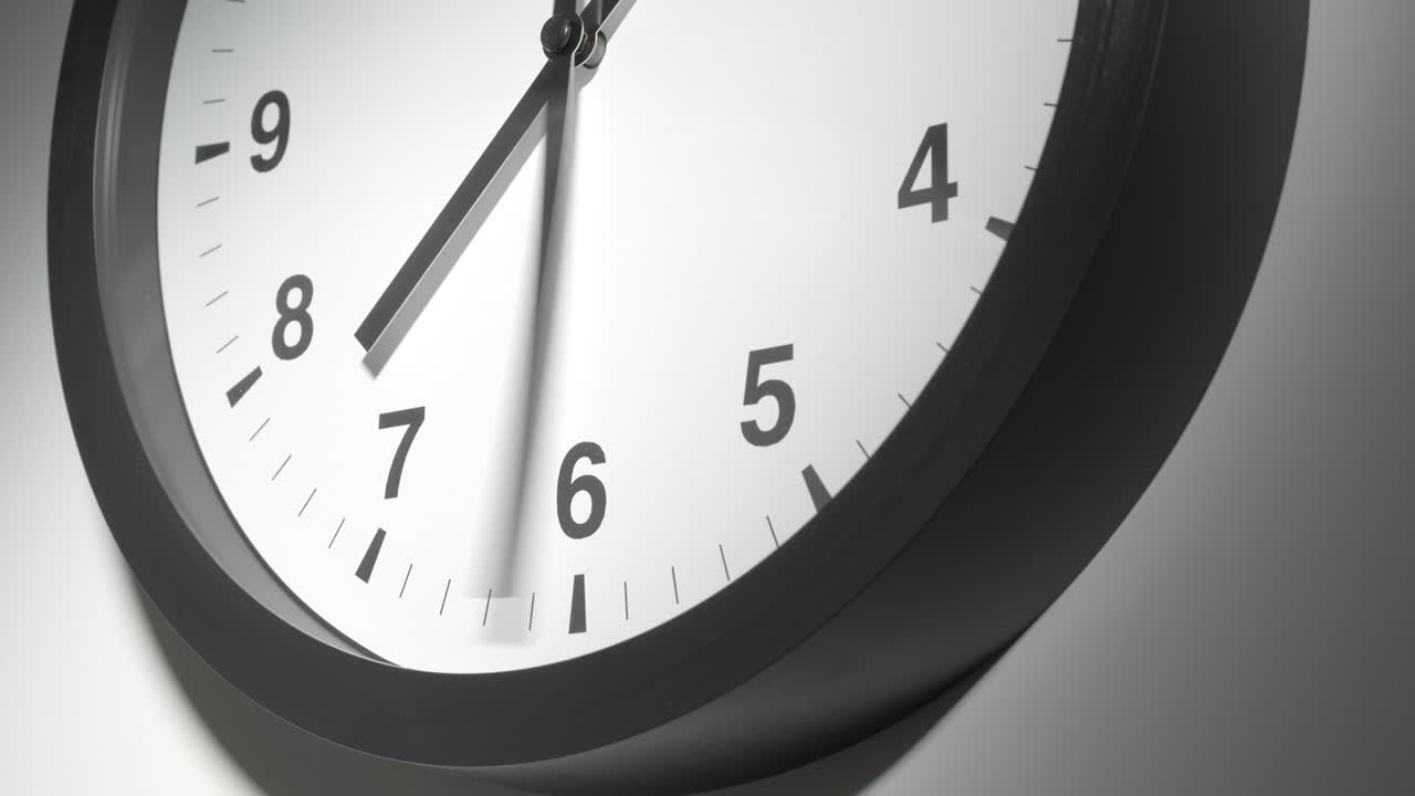 Quadrante dell'orologio in time-lapse su parete bianca in ufficio