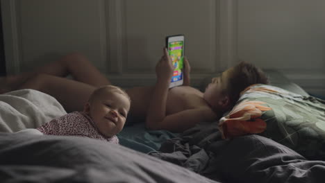 hermano y hermana pequeña en casa por la mañana